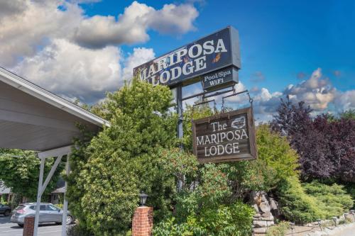 - un panneau indiquant le lodge Margarita dans un parking dans l'établissement Mariposa Lodge, à Mariposa