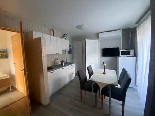 A kitchen or kitchenette at Villa Meri Apartments