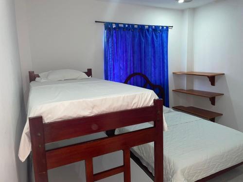 Un pat sau paturi într-o cameră la Habitacion Playa Linda 102