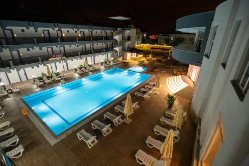 uma vista superior de uma piscina num edifício em ANYA RESORT HOTEL em Pamukkale