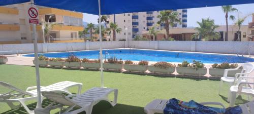 Πισίνα στο ή κοντά στο BLUE DOUBLE PRIVATE ROOM AT FRONT BEACH - HABITACION en la playa piso compartido