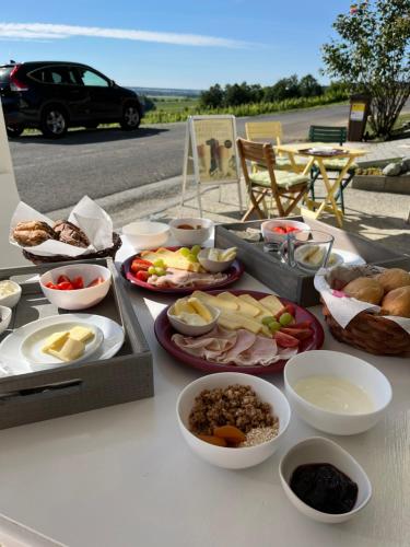 een tafel met borden en kommen eten bij Wein Cottage Kellerstöckl in Eisenberg an der Pinka