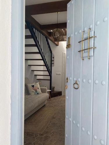 a door leading into a living room with a couch at Casa Arequipa in Vejer de la Frontera
