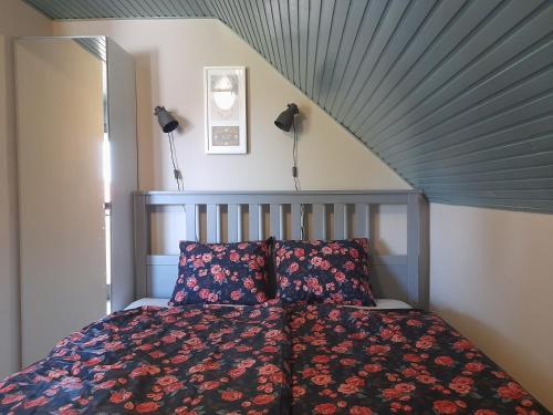 um quarto com uma cama com um tecto azul em Nárcisz Vendégház 2 em Mezőkövesd