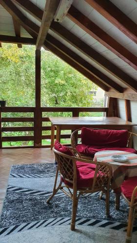 a room with a table and a chair and a table at Apartmani Odmor i Mir in Vranje