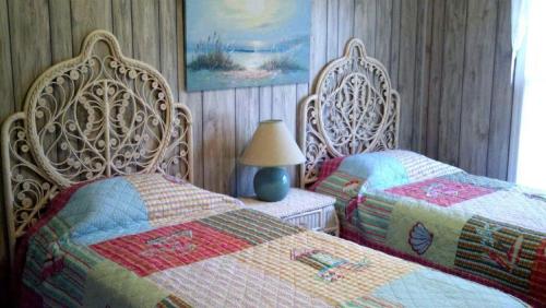 two beds sitting next to each other in a bedroom at Jumangi in Edisto Island