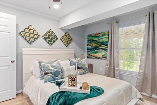 En eller flere senge i et værelse på Valencia Royale - Private 2BR Luxe Suite Natl Harbor DC MD VA