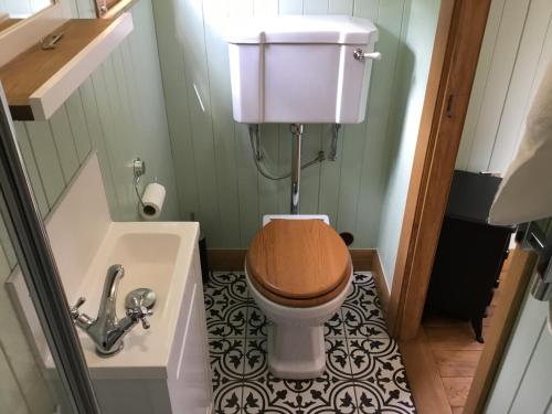 La salle de bains est pourvue de toilettes et d'un lavabo. dans l'établissement The Homestead, à West Parley
