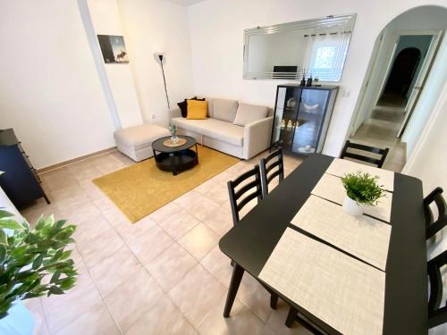 ein Wohnzimmer mit einem Tisch und einem Sofa in der Unterkunft Locos Beach Holiday Apartments in Torrevieja