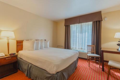 Кровать или кровати в номере The Monarch Inn
