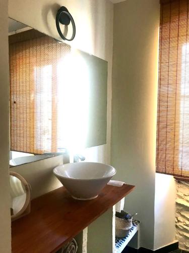 La salle de bains est pourvue d'un lavabo en bois. dans l'établissement LA MINORQUIN appartement avec terrasse, à Port-Vendres
