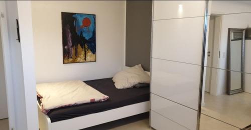 Dormitorio pequeño con cama y armario en Apartment mit schöner, moderner Einrichtung, en Colonia