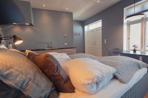 Un dormitorio con una cama con almohadas. en Dock House 95-97, en Middelfart