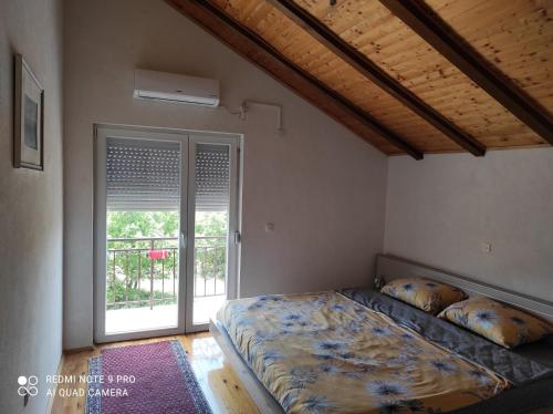 Cama en habitación con ventana y cama sidx sidx sidx sidx en Aleks, en Ohrid