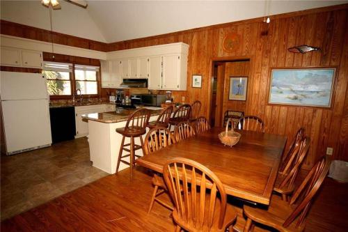 cocina y comedor con mesa de madera y sillas en M.S. Whaley, en Edisto
