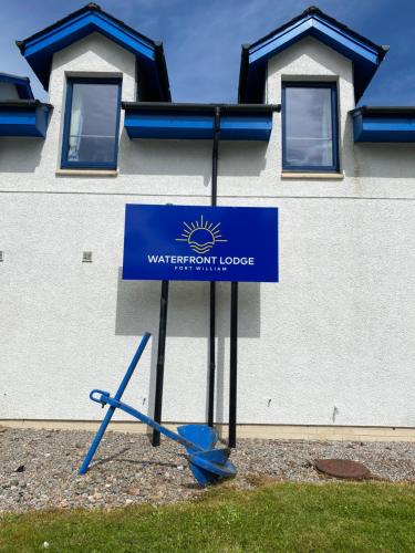 niebieski znak przed domem w obiekcie Waterfront Lodge - Accommodation Only w mieście Fort William
