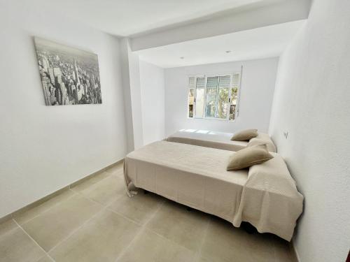A bed or beds in a room at Piso en el Puerto de Dénia con balcón