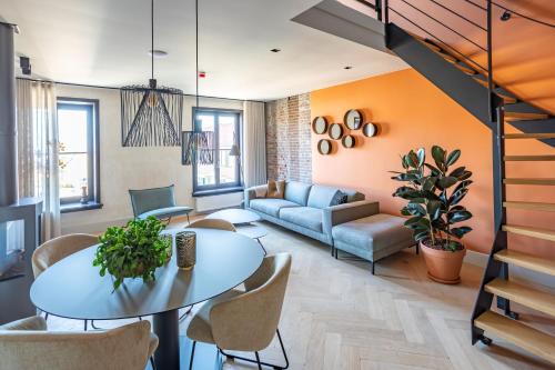 salon ze stołem i kanapą w obiekcie Luxe appartementen Havenzicht w mieście Sint Annaland