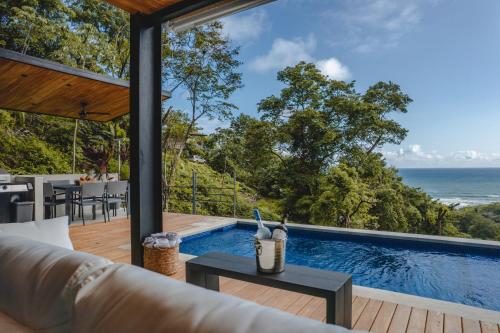 une villa avec vue sur l'océan dans l'établissement Le Suite, à Santa Teresa