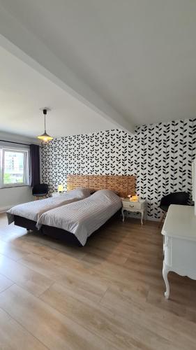 1 dormitorio con 1 cama grande en una habitación en Binnengewoon3600, en Genk