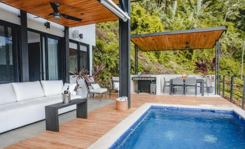 salon na świeżym powietrzu z basenem i patio w obiekcie Le Suite w mieście Playa Santa Teresa