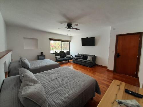 a living room with two beds and a couch at La Mansión del Rey David in San Luis Potosí