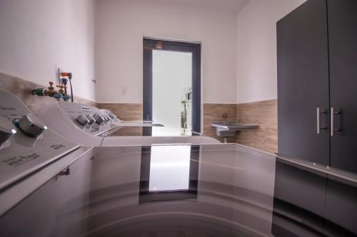 Ένα μπάνιο στο La Mansión del Rey David