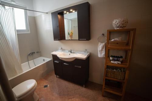 Kúpeľňa v ubytovaní Private Villa Loutraki with Pool, BBQ & View