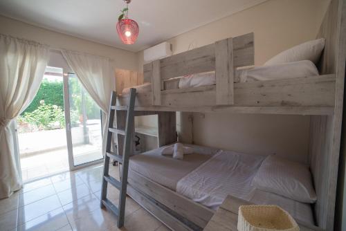 Posteľ alebo postele v izbe v ubytovaní Private Villa Loutraki with Pool, BBQ & View