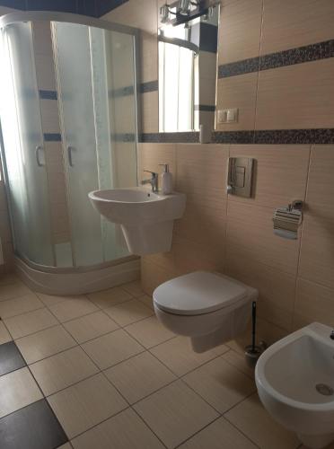 y baño con lavabo, aseo y ducha. en Apartament ZOSIA, en Korczyna
