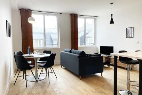 - un salon avec un canapé, une table et des chaises dans l'établissement NB ARROWS Appartement de standing en hyper centre, à Chartres