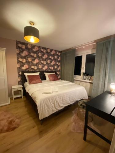 ein Schlafzimmer mit einem großen Bett mit Ziegelwand in der Unterkunft Appartment Anna-Louise in Sondershausen