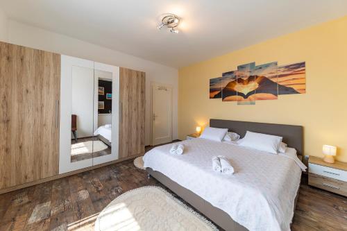 Säng eller sängar i ett rum på Beachfront Apartment Roko