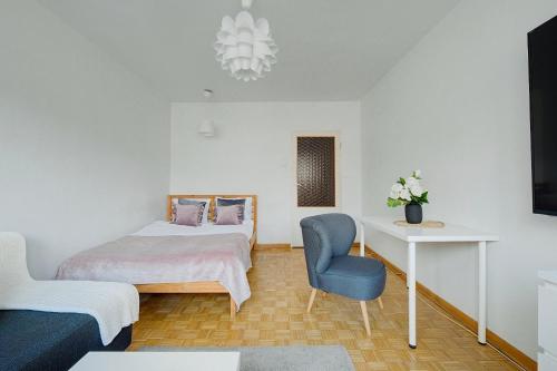 - une chambre avec deux lits, un bureau et une chaise dans l'établissement 2 Br Apt in heart of Warsaw Zgoda 9 TV70, à Varsovie