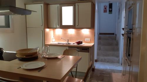 eine kleine Küche mit einem Tisch und einer Arbeitsplatte in der Unterkunft l appart in Dourdan