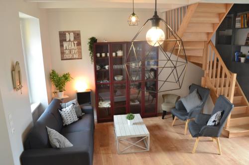 - un salon avec un canapé, des chaises et un escalier dans l'établissement Ker Melen I Hyper centre et jardin, à Crozon