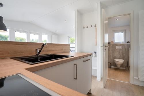 Koupelna v ubytování Ferienhaus "TO HUUS" mit kostenfreier Saunanutzung