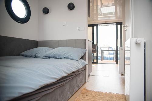 מיטה או מיטות בחדר ב-Maasbootje
