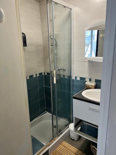 W łazience znajduje się szklana kabina prysznicowa i umywalka. w obiekcie Ti Feunteun Pontrev w mieście Pontrieux
