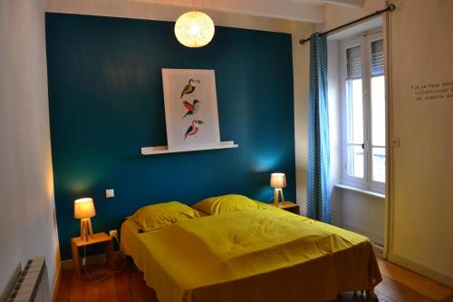 una camera con letto giallo e parete blu di Ker Melen I Hyper centre et jardin a Crozon