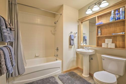 Kúpeľňa v ubytovaní Cozy Ski-InandSki-Out Winter Park Resort Condo!