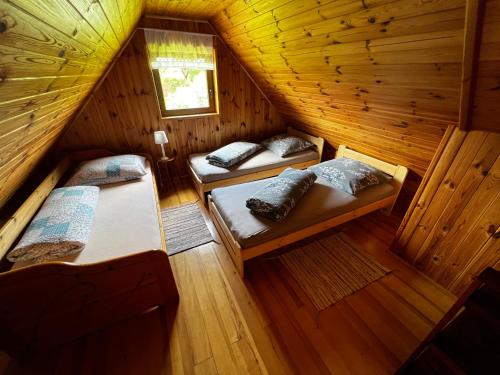 uma vista superior de duas camas num chalé de madeira em Domek u Karkonosza em Kamienna Góra