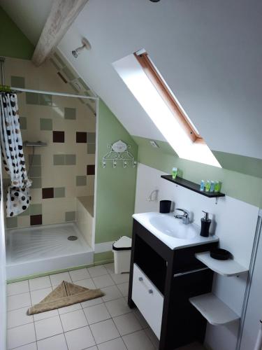 Et badeværelse på La Maison Genevier - Chambre La Family