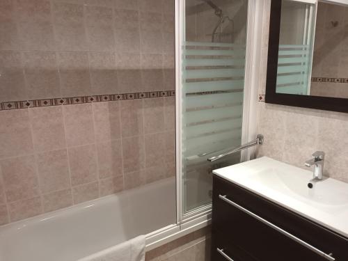 La salle de bains est pourvue d'une baignoire, d'un lavabo et d'une douche. dans l'établissement Casa Coral, à Frigiliana