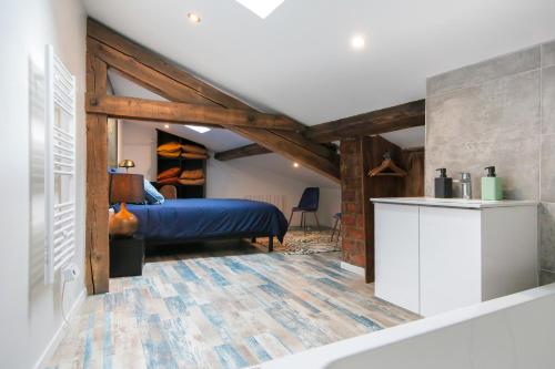 - une chambre avec un lit bleu dans l'établissement Le Classy, T3 hypercentre chic et cosy, Wifi par SOVALFI, à Saint-Étienne