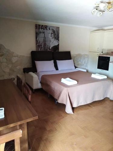 Una cama o camas en una habitación de La tavernetta a Trinitapoli