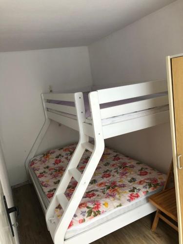 a white bunk bed in a small room at FH Mecklenburg in Dorf Mecklenburg