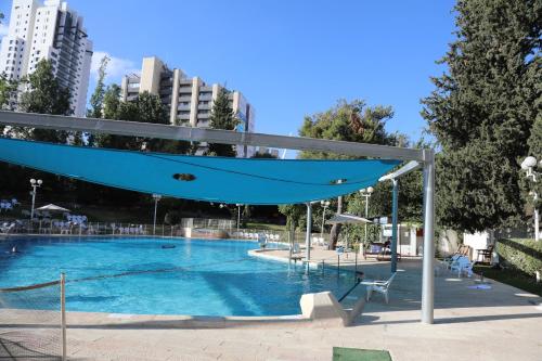 - une piscine dans une ville aux tons bleus dans l'établissement Jerusalem Hotel Private Luxury Suites near Western Wall, à Jérusalem