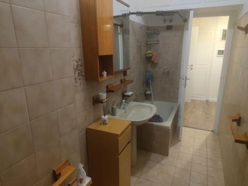 ein Badezimmer mit einem Waschbecken und einer Badewanne in der Unterkunft Intero appartamento Centocelle Roma. Affaccio Metro in Rom
