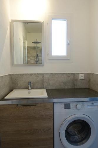 une salle de bain avec un lavabo et une machine à laver dans l'établissement T2 40m2 Ollioules, la nature, à 10 mins des plages, à Ollioules